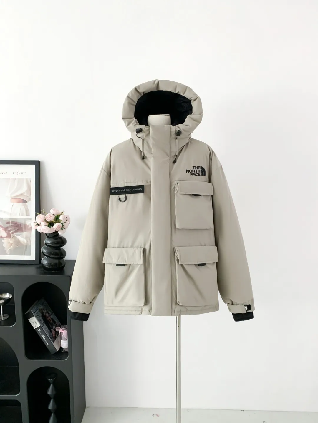 Top version 💰P410 Fake model pictures taken at home. Colleagues please do not pass them off as stolen pictures! Style number: Y 61-top version! The North Face TNF North Face multi-pocket workwear hooded down jacket ‼ Can be recommended! Long-term availability, non-stop supply! ◽Inner filling: National standard 80 white goose down ◽Down content: 80% white duck down + 20% white feather ◽Embroidery: Imported Japanese Behringer Heavy Industry Embroidery ◽Fabric: Air Eco woven fabric, waterproof and antistatic ◽Hardware: Original ykk zipper Used Gore's consumer fabric meets Oeko-Tex standard 100, R mark certification. [Team studio, Wholesale customers at physical stalls, group purchasing, and private chat with Internet celebrity suppliers! ] Shin Min Ah Same Style THE NORTH FACE/North Face Men’s and Women’s Outdoor Workwear Hooded Down Jacket, the pinnacle of North Face! Premium than any of the north face down jackets, this is also an outdoor mountaineering series. It is extremely thick and is generally worn outdoors in extremely cold weather. It can basically withstand the severe cold of dozens of degrees below zero. The craftsmanship is very complex, and it is not as simple as just a down jacket. All of them are original ones exported to Japan. As the first officially recommended down jacket this autumn and winter, it is definitely heavy! In winter, everyone must have a down jacket from the North, it is classic and warm! Filled with duck down, it has excellent fluffiness and warmth, it is super thick, and the liner is specially designed for faces, imported for customers. It only makes you feel warm when you put it on. It is very thick, with original zipper pulls, and details all over the body. It is the quality of big brands everywhere! ! Don’t miss it if you come across it! After all, in winter, a down jacket is really warmer than a boyfriend. See the details of the craftsmanship here! Functional details are essential! ! Everything is about craftsmanship, from hardware, style, to material, it is comparable to any big brand! ! Large inner pocket design and three-dimensional tailoring! Compared with the usual simple style, there are many more complicated procedures. This kind of clothes weighs about 2.6 pounds, and basically every piece is overweight. You can imagine how full the quality is! The bottom velvet is rich, soft and flexible Wear-Resistant, and the luster is very good! ! Imported tear-proof custom cotton fabric, waterproof and windproof throughout. Double-layer inner liner design, the lining is also waterproof fabric! This kind of clothes always pays attention to quality in all hardware and accessories. The details are very correct! Good things come from places you don't pay attention to. ✅Fabric: The North Face's self-developed outdoor fabric (Dryvent) is used. The outer layer of the fabric has been treated with a long-lasting water-repellent treatment, which helps to form water droplets and block moisture on the surface of the fabric. Thanks to lamination technology, multiple layers of fabric can evacuate water vapor from the inner layer to the outer layer. This technology has been repeatedly tested by The North Face Quality Assurance Lab to ensure its durability while delivering Breathable functionality for comfort. The Dryvent fabrics are all fully rubberized, and their specific properties can meet the user's specific sports needs and conditions. ✅Accessories: The entire garment uses TNF original customized YKK zippers, which can withstand up to 100,000 pulls and wear, and original Velcro. All 6 buttons are electroplated metal buttons, and the buttons at the cuffs are all original hardware electroplated buttons, which perfectly reproduce the ZP lettering one to one [exclusive version with letters on the market] ✅ Back woven label: Made of ZP original order fabric [different from any version on the market] ✅ Embroidery: The imported Tajima embroidery machine is used for embroidery, with straight straight lines and smooth curves; neat stitches and no jagged edges; the embroidery surface is flat and the threads are not skewed; the needle spacing is consistent, the bottom is not exposed, and there is no overlap; the embroidery surface is smooth, perfectly matching ZP! Official selling points: Dryvent comes from The North Face, self-developed outdoor fabrics with more comfortable and ecological water-repellent technology DURABLY WATERPROOF durable waterproof VERY BREATHABLE super breathable WINDPROOF high-performance windproof technology Men's and women's Asian-Pacific version is more suitable for Asians No exaggerated shoulders and sleeves Colour: Black Gray White Size: XS-XXL